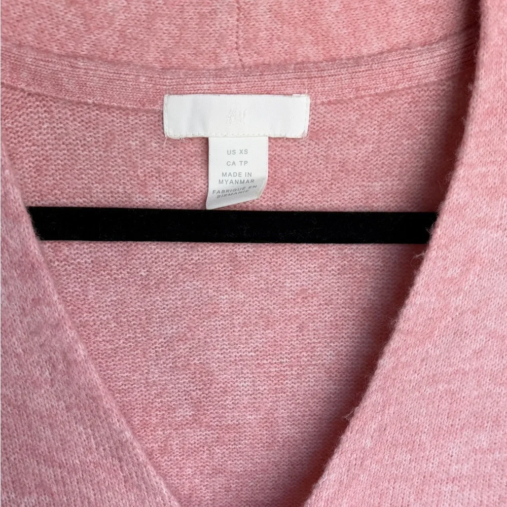Soft pink V neck sweater - Picture 2 of 3
